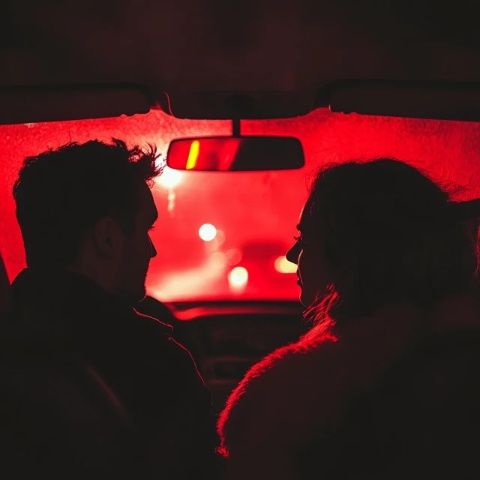 兩個人一車,一路相隨