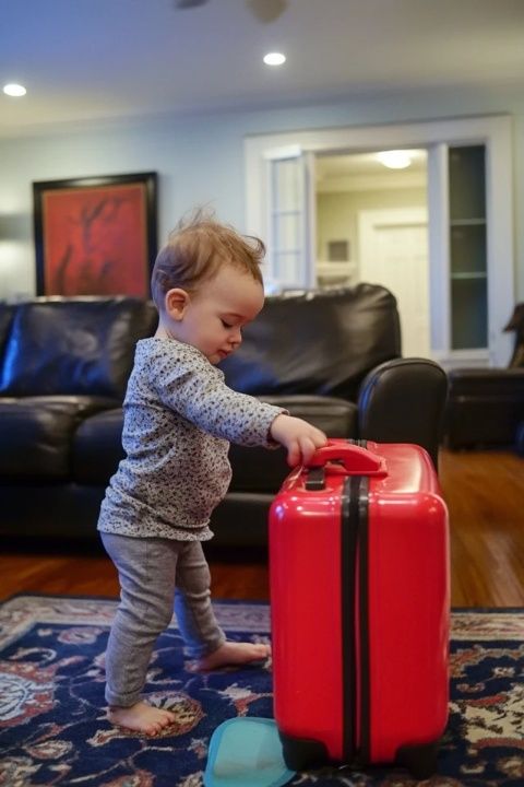 帶寶寶出國旅行不必?fù)?dān)心！這些實用貼士將幫助您輕松應(yīng)對飛行、入住和周邊活動。