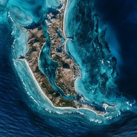 大巴哈馬島是巴哈馬群島中最大的島嶼，也是世界上最著名的海濱旅游勝地之一