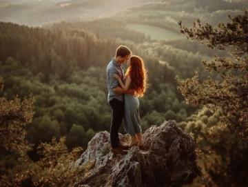 2025情侶旅行拍照姿勢全攻略解鎖高甜出片秘籍