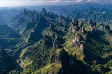 三管齊下保安全：個人防護(hù)+景區(qū)管理+醫(yī)療應(yīng)急，全方位預(yù)防游客蛇咬風(fēng)險