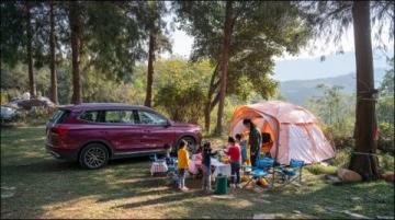 2023年，山東，一對小夫妻自駕游泰山，到了停車場后，覺得帶孩子爬泰山太累人