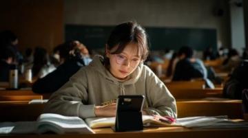 高考結(jié)束后女生向父親索要高價(jià)手機(jī)與旅游引發(fā)爭議