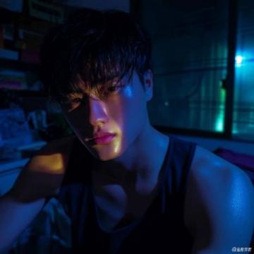 泰山凌晨現(xiàn)二十四個同款帥哥：博主花三萬請模特拍視頻引熱議