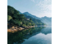 這個(gè)夏天，湖北省恩施州鶴峰縣迎來(lái)旅游熱潮，當(dāng)?shù)厍纱虻乩順?biāo)志產(chǎn)品+文化旅游牌